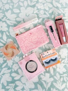 Pink 7 Piece Makeup Beauty Bundle 💖